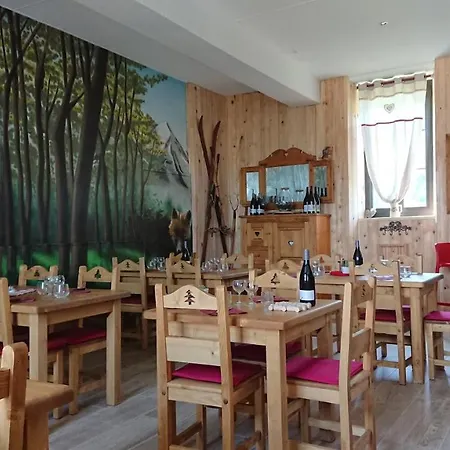 Le Sapin Rouge - Restaurant - Bar - D'hotes بيت ضيافة Artigues (Aude)